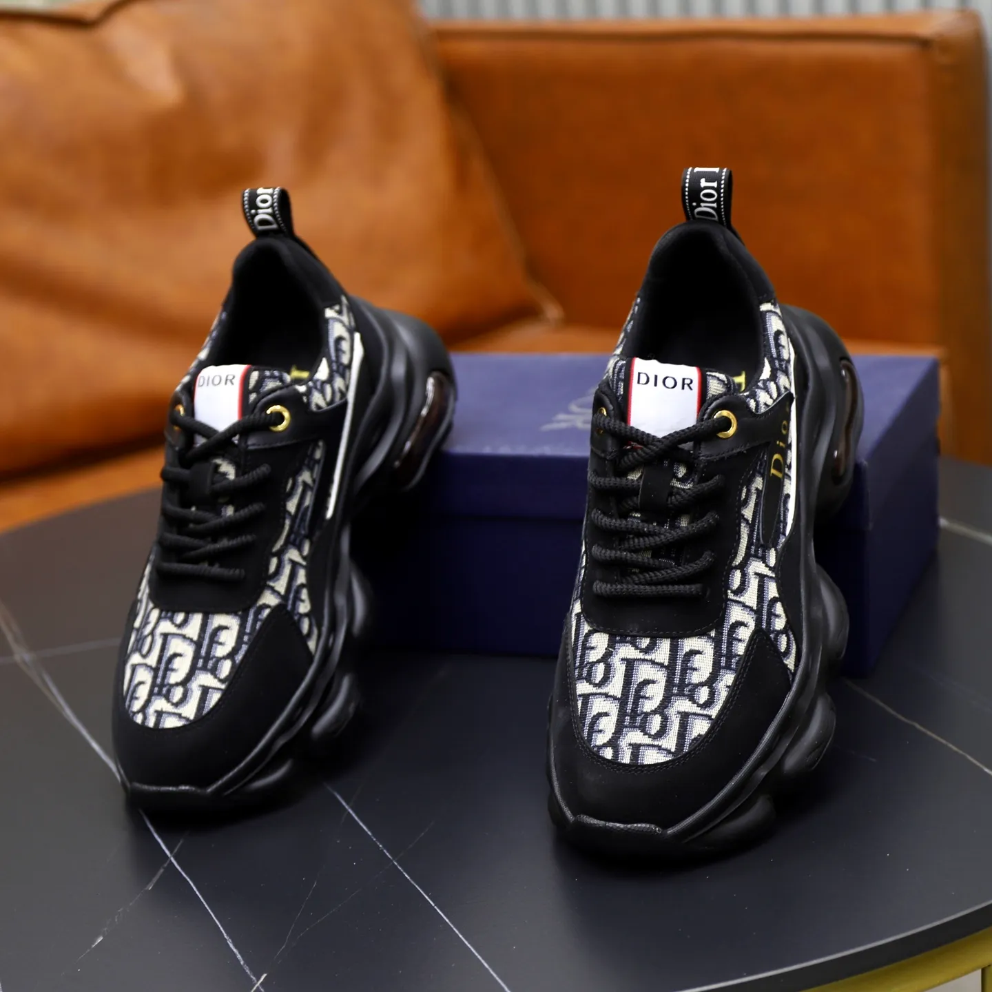 Ex-factory price: 462💰🙅‍♂️🙅‍♂️🙅‍♂️ Brand: Dior DIOR Standard code: 38-44 (45 customized) Grade: Same as the official website Material: Original cowhide material spliced with brand cloth Comfortable and breathable lining Lightweight and wear-resistant sports outsole Style category: Men's fashion casual shoes Running sports shoes Distinguished luxury brand elements Top luxury color: actual picture color